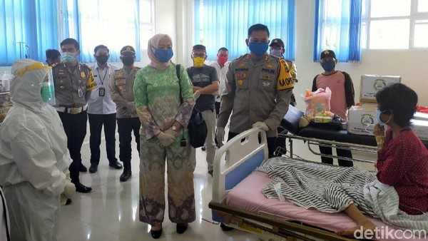 Bantuan Jokowi Sampai ke Tangan Warga Viral 'Pak Bawa Nasi?'