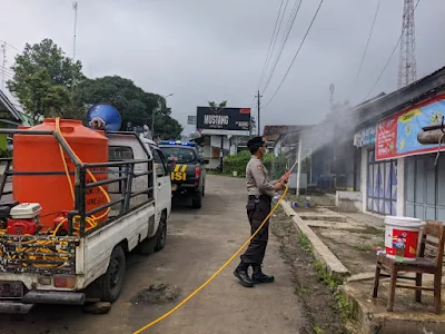 Cegah Penyebaran Covid-19,Polri dan Pemdes Pulosari Semprotkan Disinfektan Pada Fasilitas Umum