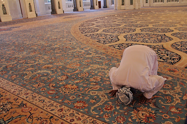 Orang baca nyaring kuat di sebelah ketika solat berjemaah - Apa perlu dilakukan?