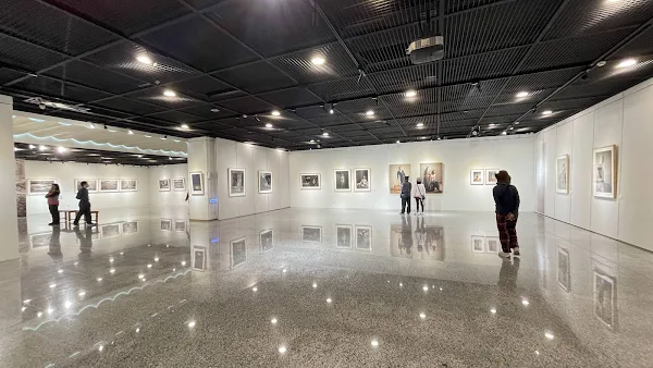 ▲馮君藍從基督信仰孕育出作品的厚度及深度，歡迎民眾放慢腳步，沉澱思緒、來體驗一場心靈的饗宴。（記者林明佑翻攝）