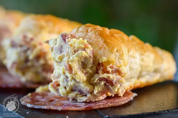 Conos de hojaldre rellenos de paté de salchichón ibérico