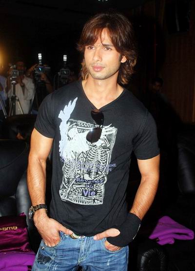 Shahid Kapoor long Surfer hairstyle for men. Cool Male Celebrity Hairstyle
