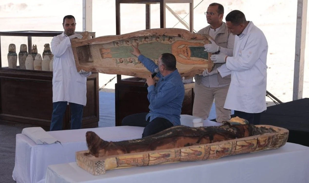 Pergaminho raro do 'Livro dos Mortos' encontrado em antigo cemitério egípcio.