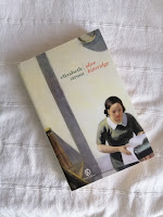 Olive Kitteridge Elizabeth Strout Felice con un libro 