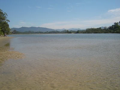 Laguna de Ibiraquera de aguas calmas con agua sin olas moviéndose suavemente