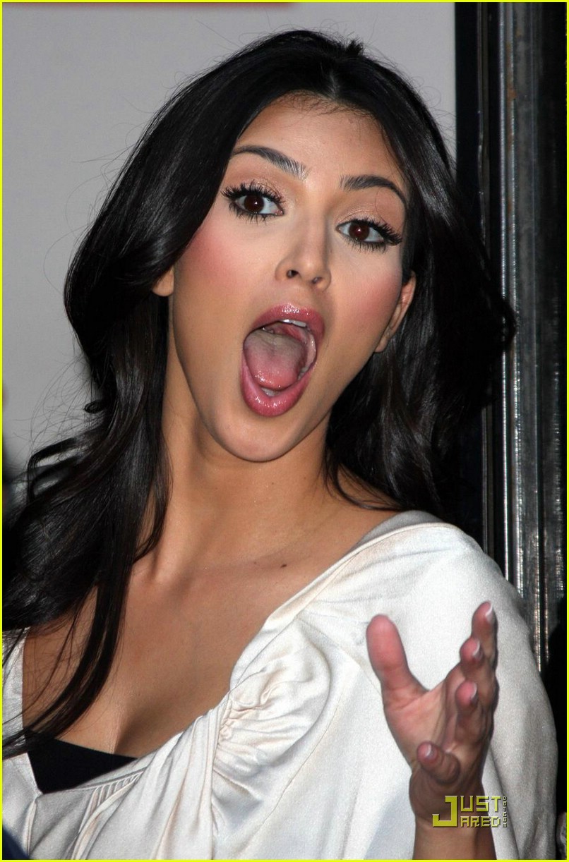 Kim Kardashian do Lip Kiss On Valentine 2012