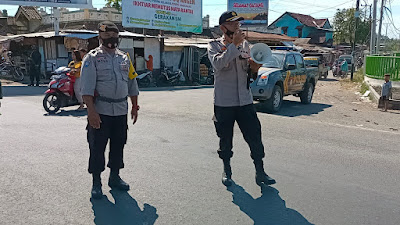 Polsek Pringgabaya Lakukan Penyekatan Jalan Menuju Objek Wisata Pantai Ketapang