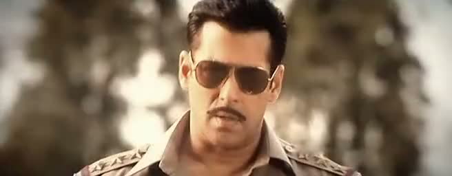 Screen Shot Of Hindi Movie Dabangg 2 2012 300MB Short Size 