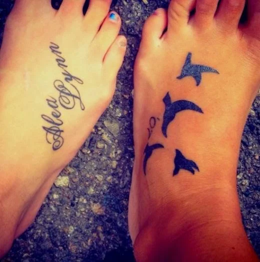 Vemos tatuajes en los pies