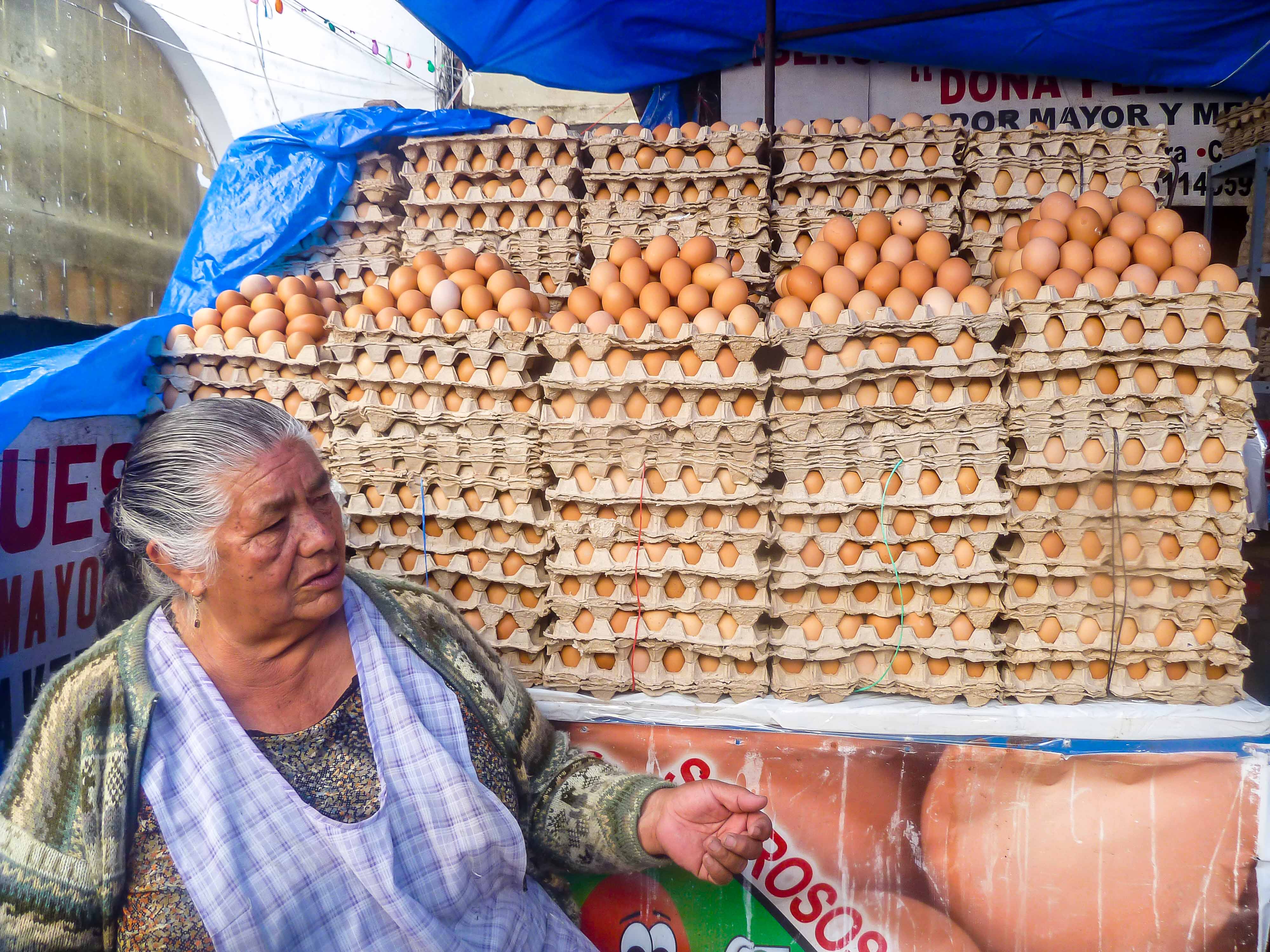Venedora d'ous al mercat de Sucre (Bolívia)