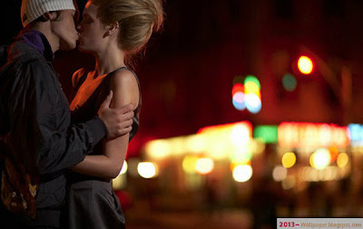 Kissing-teenages-couple-love-romance-night(2013-wallpaper.blogspot.com)