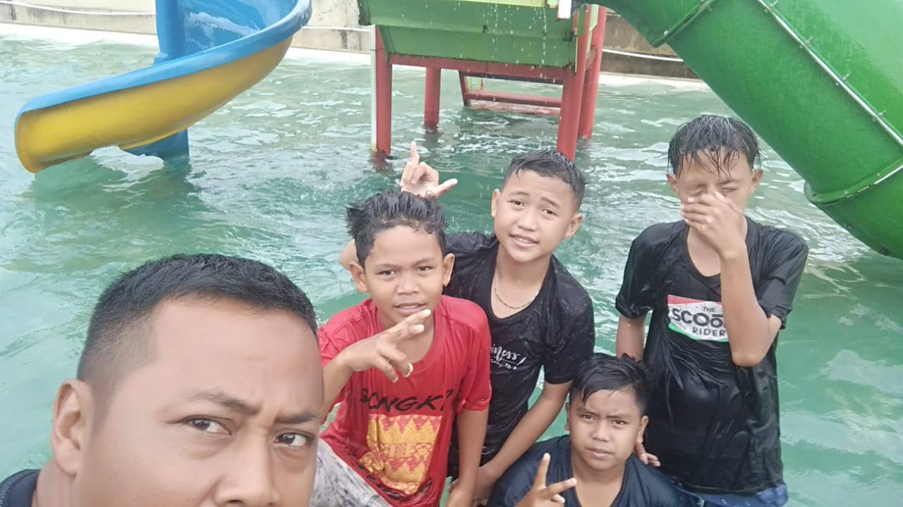 Satgas TMMD Ajak Anak Kampung Jawi Berenang 