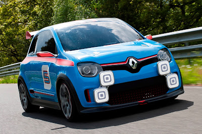 Renault TwinRun Concept Front Three Quarters View on Track