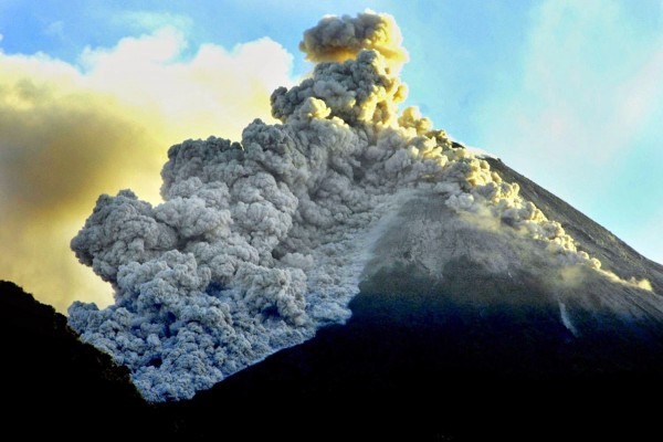 CONTOH TEKS EKSPLANASI GUNUNG MELETUS