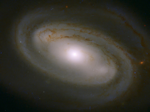 ngc-3895-galaksi-spiral-menyerupai-adukan-kopi-barista