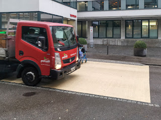 Strassenszene an der Wassergasse vor der Methodistenkirche St. Gallen.