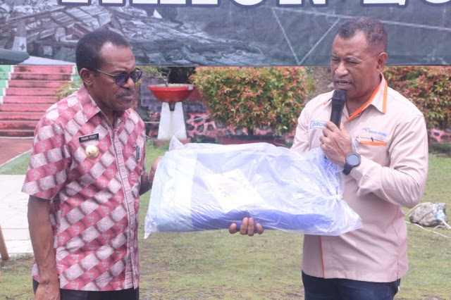 Frans Pekey Terima Bantuan Korban Gempa Bumi Jayapura dari Bank Papua