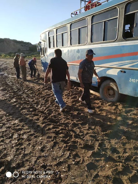 Die Lehrer kommen zurück und obwohl es schon Tage nicht mehr geregnet hat fährt sich der Bus fest.