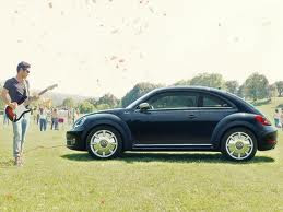 2013 volkswagen beetle side view