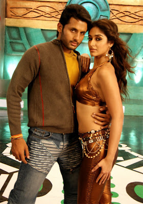 hot ileana spicy exposing her breast navel thighs