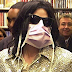 ¿Por qué Michael Jackson usaba máscara y cinta adhesiva en su nariz?
