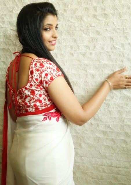 Anchor Shyamala in White Chiffon Saree