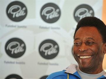 Pelé aparece sorridente em primeira foto no hospital