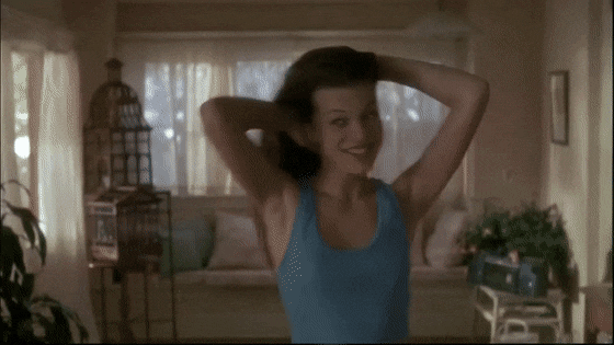Milla Jovovich dançando
