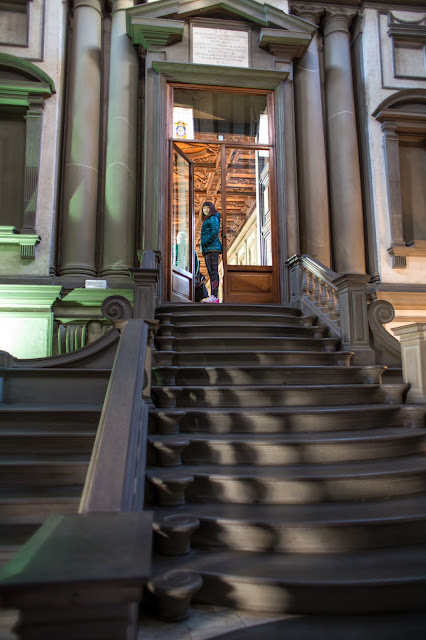 La gran escalera (lo siento: no le hace justicia) :: Canon EOS5D MkIII | ISO800 | Canon 28mm | f/2.0 | 1/10s