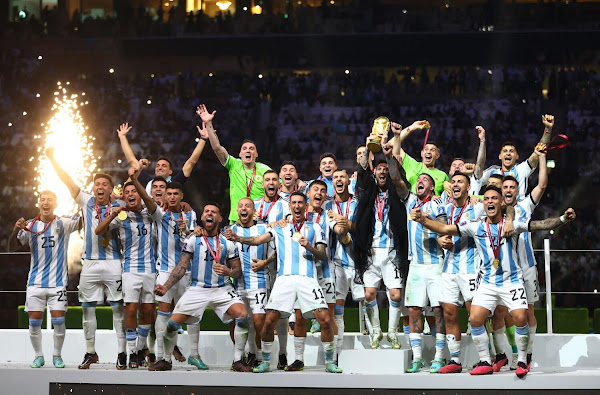 Argentina akhirnya berhasil menjuarai Piala Dunia Emir Qatar Kenakan Jubah Khas Arab untuk Lionel Messi Sebelum Angkat Trofi, Messi Terharu dan Tersenyum Bahagia