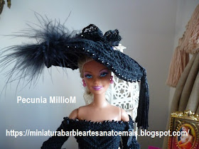 Vestido de Época em Crochê Para Boneca Barbie - Sra. Inglesa do Séc. XVIII Por Pecunia MillioM chapeu 1