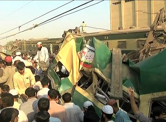 Fareed Express rammed into Zakaria Express near Landhi area of Karachi