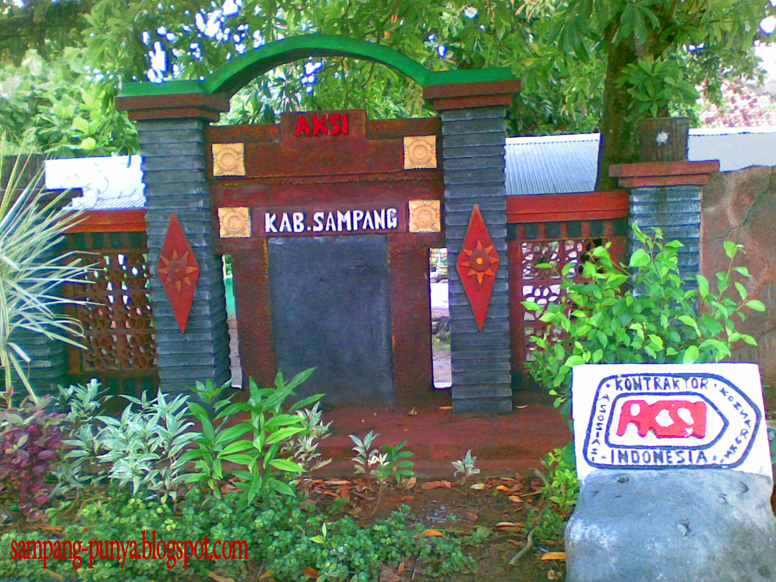 Taman Minimalis Di Pinggir Jalan Kota Sampang Sampang Punya