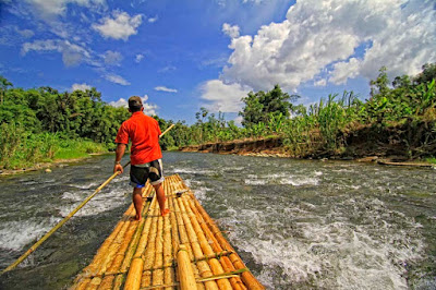 Bamboo Rafting, Wisata Alam Penguji Adrenalin