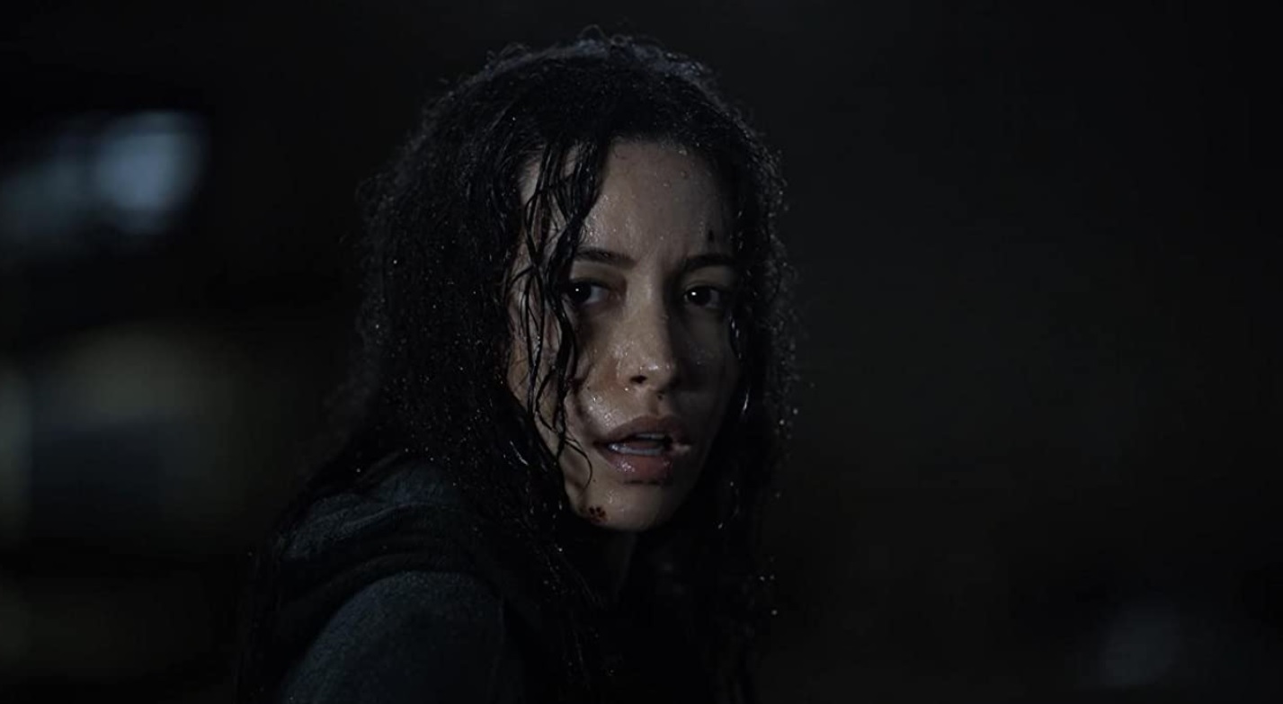 Rosita sale a la lluvia para pelear contra los caminantes en el 11x08 de The Walking Dead