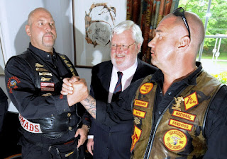   hells angels kutte, hells angels kutte kaufen, hells angels kutte ebay, hells angels kutte abzeichen, hells angels kutte bedeutung, hells angels kuttenverbot, bandidos kutte kaufen, hells angels jacket shop, hells angels kutte abzeichen bedeutung