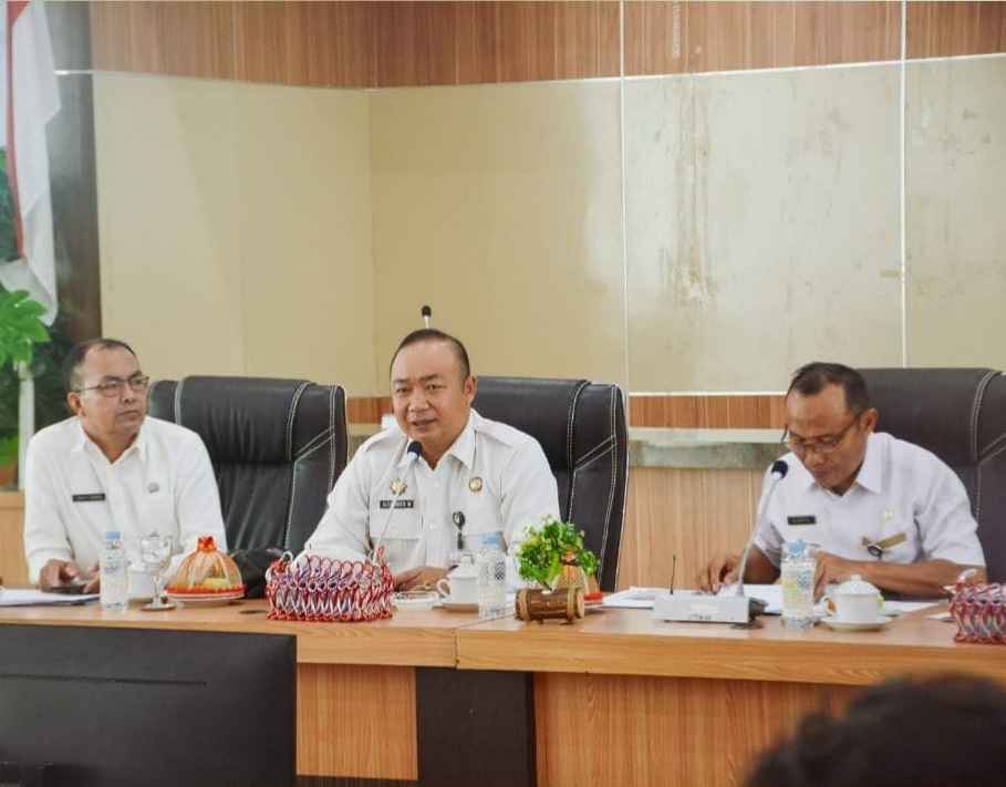 Sekda Pimpin Rapat Penanganan Jalan Sungai Kelik Tayap Yang Masih Terendam Banjir