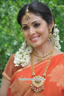 Sada cute saree stills