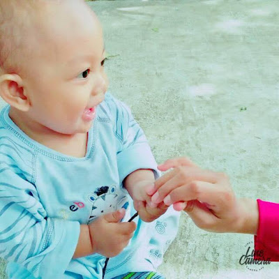 Cara Mendidik Anak  agar Menjadi Anak yang Berbudi Pekerti Luhur dan Mulia Merupakan titipan yang indah dari Allah SWT. Karenanya, setiap orang tua wajib mendidik dan menjaganya dengan baik. Namun, cara mendidik anak perempuan perlu perhatian khusus, terutama dalam agama Islam. Bukan tanpa sebab, dikutip dari Dalam Islam, menurut sebuah hadis sahih, anak perempuan kelak bisa menjadi penolong bagi orang tuanya. "Barang siapa diuji dengan sesuatu dari anak-anak perempuannya, lalu dia berbuat baik kepada mereka, kelak mereka akan menjadi penghalang dari api neraka," (HR. al-Bukhari dan Muslim).  Anak perempuan juga memiliki keutamaan yang berbeda dari anak laki-laki. Karena dari rahim seorang perempuan akan lahir generasi penerus bangsa yang cerdas. Seorang perempuan juga memiliki tanggung jawab untuk mengajarkan moral dan akhlak terpuji pada anak-anaknya. Bila seorang perempuan dididik dengan menanamkan nilai Islam, insya Allah ia akan menjadi penolong orang tuanya di akhirat.  Berikut beberapa cara mendidik anak perempuan yang bisa Moms coba, antara lain:  1. Mengajarkan Ilmu Tauhid Tauhid atau konsep tentang ketuhanan merupakan hal pertama yang wajib diajarkan oleh anak perempuan.  Misalnya dengan memberi tahu bahwa Allah SWT adalah Tuhan yang menciptakan manusia.  Selain itu, Dads dan Moms juga bisa mengajarkannya mengucapkan kalimat syahadat yaitu:  "La ihala illaallah Muhammad Darrasullullah."  Artinya: "Tiada Tuhan selain Allah, Muhammad adalah rasul utusan Allah SWT. Dengan mengulang-ulang bacaan ini, lambat laun si kecil akan terus mengingatnya."  Dijelaskan dari Ibn Abbas, Rasulullah SAW bersabda:  "Bukalah lidah anak-anak kalian pertama kali dengan kalimat, 'Lailaha-illaallah'.  Dan saat mereka hendak meninggal dunia maka bacakanlah, 'Lailaha-illallah'. Sesungguhnya barang siapa awal dan akhir pembicaraannya 'Lailah-illallah,' kemudian ia hidup selama seribu tahun, maka dosa apa pun, tidak akan ditanyakan kepadanya,” (sya’bul Iman juz 6, hal. 398 dari Ibn abbas).  2. Mengajarkan Doa-doa Harian dan Kewajiban sebagai Seorang Muslim Setelah itu, Si Kecil juga perlu diajarkan mengenai doa-doa harian. Kebiasaan menbaca doa ini juga akan menumbuhkan kecintaannya dengan Allah SWT.  Kemudian, jangan lupa untuk memberikan contoh dengan mengucakan "Bismillah" sebelum melakukan sesuatu dan "Alhamdulillah'" setelah selesai melakukan sesuatu.  Bila Si Kecil sudah menginjak usia 2 - 3 tahun, ia sudah bisa dikenalkan dengan bacaan Alquran seperti huruf hijaiyah.  Lalu, semakin dewasa, ajarkan untuk menunaikan kewajiban sebagai seorang muslim, yaitu shalat dan puasa.  Meski kewajibannya dilakukan saat anak baligh, Dads dan Moms sudah bisa mengenalkan dan membiasakan Si Kecil melakukan ibadah salat dan puasa.  Biarkan Si Kecil melihat kebiasaan Dads dan Moms salat dan puasa, agar ia pun sudah terbiasa dengan kewajiban itu.  3. Mengajarkan Akhlak Mulia dan Sopan Santun terhadap Orang Tua Mengajarkan akhlak yang mulia bisa menjadi modal awal untuk menumbuhkan kebaikan lainnya dalam diri putri Dads dan Moms. Karenanya, mengajarkan akhlak yang baik wajib dilakukan.  Rasulullah pun amat menyukai seseorang yang memiliki akhlak terputi, dan beliau juga kerapkali mengajarkannya pada anak-anaknya tentang cara berperilaku yang baik pada sesama manusia.  Rasulullah shallallahu 'alayhi wa sallam bersabda:  "Sesungguhnya aku diutus hanya untuk menyempurnakan kemuliaan budi pekerti," (HR. Ahmad).  Selain itu, Rasulullah SAW juga mengajarkan pada anak-anaknya tentang tata cara berperilaku yang baik pada kedua orang tua.  Sebab itulah yang Allah SWT perintahkan.  وَوَصَّيْنَا ٱلْإِنسَٰنَ بِوَٰلِدَيْهِ حَمَلَتْهُ أُمُّهُۥ وَهْنًا عَلَىٰ وَهْنٍ وَفِصَٰلُهُۥ فِى عَامَيْنِ أَنِ ٱشْكُرْ لِى وَلِوَٰلِدَيْكَ إِلَىَّ ٱلْمَصِيرُ  "Wa waṣṣainal-insāna biwālidaīh, ḥamalat-hu ummuhụ wahnan 'alā wahniw wa fiṣāluhụ fī 'āmaini anisykur lī wa liwālidaīk, ilayyal-maṣīr."  Artinya: “Dan Kami perintahkan kepada manusia agar berbuat baik kepada orang tuanya, ibunya telah mengandungnya dalam keadaan lemah yang bertambah lemah dan menyapihnya dalam dua tahun, bersyukurlah kalian kepada-Ku dan kepada kedua orang tuamu.  Hanya kepada-Ku lah kalian kembali,” (Alquran Surah Luqman ayat 14).  4. Mengajarkan tentang Fiqih Wanita  Sesuai dengan hadis, orang tua wajib memberikan pendidikan yang baik untuk anak-anaknya, termasuk mengenai hal-hal kewanitaan atau fiqih wanita.  Pendidikan mengenai fiqih wanita ini bisa Bunda ajarkan saat ia sudah baligh. Mulai dari cara berpakaian yang menutup aurat, sampai hal mengenai haid.  Semakin ia dewasa, ilmu fiqih wanita semakin dibutuhkan karena berkaitan dengan aktivitas sehari-hari.  5. Mengajarkan Keterampilan Rumah Tangga keterampilan rumah tangga pastinya sangat dibutuhkan, agar anak perempuan Dads dan Moms bisa mandiri.  Apalagi, nantinya ia akan menjadi seorang istri yang akan mengelola rumah tangga bersama suami.  Maka, keterampilan memasak, merawat anak, membersihkan rumah dan lain sebagainya juga perlu dipelajarinya.  6. Mengajarkan Menjadi Seorang Istri Seorang perempuan nantinya akan bertanggung jawab menjadi seorang istri. Oleh karena itu, bimbing anak perempuan menjadi seorang istri yang baik dan shalihah. Apapun profesi seorang perempuan, saat sudah menjadi istri ia akan bertanggung jawab untuk menjadi istri yang shalihah.  7. Mengajarkan Perempuan menjadi Seorang Ibu Sampai kapan pun, seorang wanita akan terus belajar menjadi seorang ibu.Karena itu, sejak kecil ajarkan pada anak perempuan Dads dan Moms untuk menjadi contoh yang baik.Ketika perempuan tumbuh dewasa, mereka memiliki kewajiban dan bertanggung jawab untuk mengajar dan membesarkan anak-anak mereka.Karakter yang tertanam di masa kecil tanpa disadari akan terbawa hingga ia dewasa.  8. Berikanlah Pendidikan yang Terbaik atau Layak  Memberikan pendidikan terbaik atau yang layak adalah salah satu cara mendidik anak perempuan yang bias Moms coba. Jadi, Moms perlu mempersiapkan pendidikan untuk Si Kecil agar ia menjadi pribadi yang pintar dan cerdas.  Sebagai orang tua, kita perlu mempersiapkan bekal yang terbaik agar Si Kecil memiliki masa depan yang cerah. Jadi, Moms dan Dads perlu mempersiapkan biaya sekolah yang cukup untuk dirinya kelak.Jangan sampai Moms dan ads merasa kesulitan dalam memberikan pendidikan yang layak untuk Si Kecil ya!Dalam hadist riwayat Bukhari dan Muslim pun membahas mengenai memberikan pendidikan pada anak perempuan.  Hadis tersebut berbunyi:  "Barang siapa yang mengayomi dua anak perempuan hingga dewasa. Maka ia akan datang pada hari kiamat bersamaku."Kemudian Anas bin Malik berkata: Nabi menggabungkan jari-jari jemari beliau."Dalam hadis tersebut menjelaskan bahwa orang tua sendiri wajib untuk mengayomi anak perempuannya hingga ia dewasa kelak.  Mengayomi sendiri bisa diartikan sebagai bentuk perlakuan orang tua dalam memberikan pendidikan yang layak, baik agama maupun pendidikan ilmu pengetahuan umum yang akan mereka pelajari di sekolah.  9. Ajari untuk Menutup Aurat Salah satu hal penting yang bisa Moms ajari untuk mendidik anak adalah dengan mengajarinya berpakaian dan menutup auratnya. Dalam Islam, perempuan pun diajarkan untuk menutup aurat. Tidak hanya itu, laki-laki pun diajaran untuk berpaling ketika melihat perempuan dengan pakaian yang pendek.  Diriwayatkan dari Aisyah RA:  "Ketika Asma' binti Abu Bakar menemui Rasulullah SAW dengan memakai pakaian yang pendek, maka Rasulullah SAW pun langsung memalingkan wajahnya dan kemudian berkata, 'Wahai Asma', sesungguhnya wanita, apabila telah balig, tidak pantas terlihat kecuali ini dan ini (beliau menunjuk wajah dan kedua telapak tangannya)'," (HR. Abu Daud). Jadi, hadis yang sudah disebutkan di atas sendiri memiliki arti, Rasulullah SAW pun sudah menjelaskan serta telah mengajarkan kepada umat Muslim perempuan termasuk anak-anaknya untuk berpakaian secara Islami, yakni memakai pakaian yang menutup aurat mereka.  Untuk mendidik anak perempuan, Moms bisa mengikuti beberapa tips berikut ini.  10. Ajari Anak untuk Jujur Ini merupakan hal penting yang harus diajarkan oleh setiap orang tua kepada anak-anak mereka di tahun-tahun pertumbuhan mereka.  Bila Moms tidak ingin Si Kecil berbohong, ajari mereka untuk selalu mengatakan yang sebenarnya, apa pun yang terjadi.  Sebab, untuk menjadi orang baik, sangat penting bagi setiap anak untuk mengikuti jalan kejujuran dan kebenaran.  Ketika Moms mendapati anak tengah berbohong, jangan mencoba menuduh-nuduh mereka.  Sebaliknya, beri tahu anak betapa pentingnya suatu kebenaran dan tunjukkan kepada mereka betapa bangganya perasaan Moms ketika mereka jujur.  11. Ajari Anak untuk Bersosialisasi Mengajarkan anak bersosialisasi dapat membuat mereka tumbuh menjadi pribadi yang cerdas, percaya diri, ramah dan baik hati kepada orang lain.  Hal-hal dasar yang bisa Moms ajarkan anak untuk bersosialisasi adalah dengan mengajari berjabat tangan, menunjukkan rasa hormat kepada orang yang lebih tua, berperilaku tenang di tempat umum, dan menghindari menyela pembicaraan orang lain.  Dengan mengikuti hal-hal tersebut diharapkan anak dapat menjadi orang baik dan bertanggung jawab ketika dewasa nanti.  12. Menjadi Contoh Bagi Anak Orang tua adalah guru pertama bagi setiap anak. Anak-anak kebanyakan belajar dari orang tua mereka.  Mereka mengamatinya, menganalisisnya, dan yang terpenting mendapatkan inspirasi darinya.  Jadi, sangat penting bagi Moms untuk berperilaku persis seperti yang diinginkan kepada anak.  Moms bisa mencontohkan agar selalu berkata, “tolong” dan “terima kasih”, setiap kali meminta mereka melakukan atau menyelesaikan sesuatu.  Selalu ingat untuk memeriksa bahasa yang Moms gunakan sebelum berbicara, karena anak-anak sering meniru cara orang dewasa berbicara.  Jadi, katakan saja hal-hal yang ingin anak-anak Moms pelajari.  13. Memberi Pendidikan Seksual Dalam membimbing anak perempuan, Moms juga perlu untuk mengajarkan Si Kecil dalam mengenali diri sendiri seperti mengetahui organ tubuh dan perubahan bentuk tubuhnya seiring bertambahnya usia.  Penting juga untuk memberi tahu anak perempuan bahwa perubahan yang dialami tersebut merupakan hal normal, dan terjadi pada semua perempuan  Cara mendidik anak perempuan ini sangat penting untuk mempersiapkan Si Kecil menuju masa puber dan juga menghindarlan mereka dari bentuk pelecehan seksual pada anak.    Itulah mengapa, mendidik anak perempuan akan lebih menantang. Kenyataan dimasyarakat, para suami lalai mendidik istri agar menjadi istri dan ibu yang shalehah, berdampak kegagalan ibu mendidik anak-anaknya serta kelangsungan keluarga bahagia, bahkan terkadang berakhir pada perceraian. Konsep tanggung jawab suami dalam mendidik istri telah ada dalam hadis Nabi saw. Penelitian menggunakan metode mausu’ah al-Hadis al-Nabawiyah menurut kutub al-Tis’ah.   Hasil penelitiannya, bahwa ada 146 hadis yang berkaitan dengan tanggung jawab suami dalam mendidik istri.  Sedangkan materi yang wajib diajarkan suami kepada istri adalah mengajarkan ilmu fardhu ‘ain (kewajiban individu) kepada isteri yaitu ilmu tauhid (ilmu al-Qur’an dan hadis) disebut juga ushuluddin, fiqih (shalat, puasa dll) dan tasawuf (akhlak). Ilmu tauhid diajarkan supaya aqidahnya sesuai dengan aqidah ahli sunnah wal jama’ah. Ilmu fiqih diajarkan supaya segala ibadahnya sesuai dengan kehendak agama (syariat). Ilmu tasawuf diajarkan supaya mereka ikhlas dalam beramal dan dapat menjaga segala amalannya daripada dirusakkan oleh rasa riya’ (pamer), bangga, menunjuk-nunjuk orang lain dan lain-lain., Cara Mendidik Anak  agar Menjadi Anak yang Berbudi Pekerti Luhur dan Mulia Merupakan titipan yang indah dari Allah SWT. Karenanya, setiap orang tua wajib mendidik dan menjaganya dengan baik. Namun, cara mendidik anak perempuan perlu perhatian khusus, terutama dalam agama Islam. Bukan tanpa sebab, dikutip dari Dalam Islam, menurut sebuah hadis sahih, anak perempuan kelak bisa menjadi penolong bagi orang tuanya. "Barang siapa diuji dengan sesuatu dari anak-anak perempuannya, lalu dia berbuat baik kepada mereka, kelak mereka akan menjadi penghalang dari api neraka," (HR. al-Bukhari dan Muslim).  Cara Mendidik Anak  agar Menjadi Anak yang Berbudi Pekerti Luhur dan Mulia Merupakan titipan yang indah dari Allah SWT. Karenanya, setiap orang tua wajib mendidik dan menjaganya dengan baik. Namun, cara mendidik anak perempuan perlu perhatian khusus, terutama dalam agama Islam. Bukan tanpa sebab, dikutip dari Dalam Islam, menurut sebuah hadis sahih, anak perempuan kelak bisa menjadi penolong bagi orang tuanya. "Barang siapa diuji dengan sesuatu dari anak-anak perempuannya, lalu dia berbuat baik kepada mereka, kelak mereka akan menjadi penghalang dari api neraka," (HR. al-Bukhari dan Muslim).  Anak perempuan juga memiliki keutamaan yang berbeda dari anak laki-laki. Karena dari rahim seorang perempuan akan lahir generasi penerus bangsa yang cerdas. Seorang perempuan juga memiliki tanggung jawab untuk mengajarkan moral dan akhlak terpuji pada anak-anaknya. Bila seorang perempuan dididik dengan menanamkan nilai Islam, insya Allah ia akan menjadi penolong orang tuanya di akhirat.  Berikut beberapa cara mendidik anak perempuan yang bisa Moms coba, antara lain:  1. Mengajarkan Ilmu Tauhid Tauhid atau konsep tentang ketuhanan merupakan hal pertama yang wajib diajarkan oleh anak perempuan.  Misalnya dengan memberi tahu bahwa Allah SWT adalah Tuhan yang menciptakan manusia.  Selain itu, Dads dan Moms juga bisa mengajarkannya mengucapkan kalimat syahadat yaitu:  "La ihala illaallah Muhammad Darrasullullah."  Artinya: "Tiada Tuhan selain Allah, Muhammad adalah rasul utusan Allah SWT. Dengan mengulang-ulang bacaan ini, lambat laun si kecil akan terus mengingatnya."  Dijelaskan dari Ibn Abbas, Rasulullah SAW bersabda:  "Bukalah lidah anak-anak kalian pertama kali dengan kalimat, 'Lailaha-illaallah'.  Dan saat mereka hendak meninggal dunia maka bacakanlah, 'Lailaha-illallah'. Sesungguhnya barang siapa awal dan akhir pembicaraannya 'Lailah-illallah,' kemudian ia hidup selama seribu tahun, maka dosa apa pun, tidak akan ditanyakan kepadanya,” (sya’bul Iman juz 6, hal. 398 dari Ibn abbas).  2. Mengajarkan Doa-doa Harian dan Kewajiban sebagai Seorang Muslim Setelah itu, Si Kecil juga perlu diajarkan mengenai doa-doa harian. Kebiasaan menbaca doa ini juga akan menumbuhkan kecintaannya dengan Allah SWT.  Kemudian, jangan lupa untuk memberikan contoh dengan mengucakan "Bismillah" sebelum melakukan sesuatu dan "Alhamdulillah'" setelah selesai melakukan sesuatu.  Bila Si Kecil sudah menginjak usia 2 - 3 tahun, ia sudah bisa dikenalkan dengan bacaan Alquran seperti huruf hijaiyah.  Lalu, semakin dewasa, ajarkan untuk menunaikan kewajiban sebagai seorang muslim, yaitu shalat dan puasa.  Meski kewajibannya dilakukan saat anak baligh, Dads dan Moms sudah bisa mengenalkan dan membiasakan Si Kecil melakukan ibadah salat dan puasa.  Biarkan Si Kecil melihat kebiasaan Dads dan Moms salat dan puasa, agar ia pun sudah terbiasa dengan kewajiban itu.  3. Mengajarkan Akhlak Mulia dan Sopan Santun terhadap Orang Tua Mengajarkan akhlak yang mulia bisa menjadi modal awal untuk menumbuhkan kebaikan lainnya dalam diri putri Dads dan Moms. Karenanya, mengajarkan akhlak yang baik wajib dilakukan.  Rasulullah pun amat menyukai seseorang yang memiliki akhlak terputi, dan beliau juga kerapkali mengajarkannya pada anak-anaknya tentang cara berperilaku yang baik pada sesama manusia.  Rasulullah shallallahu 'alayhi wa sallam bersabda:  "Sesungguhnya aku diutus hanya untuk menyempurnakan kemuliaan budi pekerti," (HR. Ahmad).  Selain itu, Rasulullah SAW juga mengajarkan pada anak-anaknya tentang tata cara berperilaku yang baik pada kedua orang tua.  Sebab itulah yang Allah SWT perintahkan.  وَوَصَّيْنَا ٱلْإِنسَٰنَ بِوَٰلِدَيْهِ حَمَلَتْهُ أُمُّهُۥ وَهْنًا عَلَىٰ وَهْنٍ وَفِصَٰلُهُۥ فِى عَامَيْنِ أَنِ ٱشْكُرْ لِى وَلِوَٰلِدَيْكَ إِلَىَّ ٱلْمَصِيرُ  "Wa waṣṣainal-insāna biwālidaīh, ḥamalat-hu ummuhụ wahnan 'alā wahniw wa fiṣāluhụ fī 'āmaini anisykur lī wa liwālidaīk, ilayyal-maṣīr."  Artinya: “Dan Kami perintahkan kepada manusia agar berbuat baik kepada orang tuanya, ibunya telah mengandungnya dalam keadaan lemah yang bertambah lemah dan menyapihnya dalam dua tahun, bersyukurlah kalian kepada-Ku dan kepada kedua orang tuamu.  Hanya kepada-Ku lah kalian kembali,” (Alquran Surah Luqman ayat 14).  4. Mengajarkan tentang Fiqih Wanita  Sesuai dengan hadis, orang tua wajib memberikan pendidikan yang baik untuk anak-anaknya, termasuk mengenai hal-hal kewanitaan atau fiqih wanita.  Pendidikan mengenai fiqih wanita ini bisa Bunda ajarkan saat ia sudah baligh. Mulai dari cara berpakaian yang menutup aurat, sampai hal mengenai haid.  Semakin ia dewasa, ilmu fiqih wanita semakin dibutuhkan karena berkaitan dengan aktivitas sehari-hari.  5. Mengajarkan Keterampilan Rumah Tangga keterampilan rumah tangga pastinya sangat dibutuhkan, agar anak perempuan Dads dan Moms bisa mandiri.  Apalagi, nantinya ia akan menjadi seorang istri yang akan mengelola rumah tangga bersama suami.  Maka, keterampilan memasak, merawat anak, membersihkan rumah dan lain sebagainya juga perlu dipelajarinya.  6. Mengajarkan Menjadi Seorang Istri Seorang perempuan nantinya akan bertanggung jawab menjadi seorang istri. Oleh karena itu, bimbing anak perempuan menjadi seorang istri yang baik dan shalihah. Apapun profesi seorang perempuan, saat sudah menjadi istri ia akan bertanggung jawab untuk menjadi istri yang shalihah.  7. Mengajarkan Perempuan menjadi Seorang Ibu Sampai kapan pun, seorang wanita akan terus belajar menjadi seorang ibu.Karena itu, sejak kecil ajarkan pada anak perempuan Dads dan Moms untuk menjadi contoh yang baik.Ketika perempuan tumbuh dewasa, mereka memiliki kewajiban dan bertanggung jawab untuk mengajar dan membesarkan anak-anak mereka.Karakter yang tertanam di masa kecil tanpa disadari akan terbawa hingga ia dewasa.  8. Berikanlah Pendidikan yang Terbaik atau Layak  Memberikan pendidikan terbaik atau yang layak adalah salah satu cara mendidik anak perempuan yang bias Moms coba. Jadi, Moms perlu mempersiapkan pendidikan untuk Si Kecil agar ia menjadi pribadi yang pintar dan cerdas.  Sebagai orang tua, kita perlu mempersiapkan bekal yang terbaik agar Si Kecil memiliki masa depan yang cerah. Jadi, Moms dan Dads perlu mempersiapkan biaya sekolah yang cukup untuk dirinya kelak.Jangan sampai Moms dan ads merasa kesulitan dalam memberikan pendidikan yang layak untuk Si Kecil ya!Dalam hadist riwayat Bukhari dan Muslim pun membahas mengenai memberikan pendidikan pada anak perempuan.  Hadis tersebut berbunyi:  "Barang siapa yang mengayomi dua anak perempuan hingga dewasa. Maka ia akan datang pada hari kiamat bersamaku."Kemudian Anas bin Malik berkata: Nabi menggabungkan jari-jari jemari beliau."Dalam hadis tersebut menjelaskan bahwa orang tua sendiri wajib untuk mengayomi anak perempuannya hingga ia dewasa kelak.  Mengayomi sendiri bisa diartikan sebagai bentuk perlakuan orang tua dalam memberikan pendidikan yang layak, baik agama maupun pendidikan ilmu pengetahuan umum yang akan mereka pelajari di sekolah.  9. Ajari untuk Menutup Aurat Salah satu hal penting yang bisa Moms ajari untuk mendidik anak adalah dengan mengajarinya berpakaian dan menutup auratnya. Dalam Islam, perempuan pun diajarkan untuk menutup aurat. Tidak hanya itu, laki-laki pun diajaran untuk berpaling ketika melihat perempuan dengan pakaian yang pendek.  Diriwayatkan dari Aisyah RA:  "Ketika Asma' binti Abu Bakar menemui Rasulullah SAW dengan memakai pakaian yang pendek, maka Rasulullah SAW pun langsung memalingkan wajahnya dan kemudian berkata, 'Wahai Asma', sesungguhnya wanita, apabila telah balig, tidak pantas terlihat kecuali ini dan ini (beliau menunjuk wajah dan kedua telapak tangannya)'," (HR. Abu Daud). Jadi, hadis yang sudah disebutkan di atas sendiri memiliki arti, Rasulullah SAW pun sudah menjelaskan serta telah mengajarkan kepada umat Muslim perempuan termasuk anak-anaknya untuk berpakaian secara Islami, yakni memakai pakaian yang menutup aurat mereka.  Untuk mendidik anak perempuan, Moms bisa mengikuti beberapa tips berikut ini.  10. Ajari Anak untuk Jujur Ini merupakan hal penting yang harus diajarkan oleh setiap orang tua kepada anak-anak mereka di tahun-tahun pertumbuhan mereka.  Bila Moms tidak ingin Si Kecil berbohong, ajari mereka untuk selalu mengatakan yang sebenarnya, apa pun yang terjadi.  Sebab, untuk menjadi orang baik, sangat penting bagi setiap anak untuk mengikuti jalan kejujuran dan kebenaran.  Ketika Moms mendapati anak tengah berbohong, jangan mencoba menuduh-nuduh mereka.  Sebaliknya, beri tahu anak betapa pentingnya suatu kebenaran dan tunjukkan kepada mereka betapa bangganya perasaan Moms ketika mereka jujur.  11. Ajari Anak untuk Bersosialisasi Mengajarkan anak bersosialisasi dapat membuat mereka tumbuh menjadi pribadi yang cerdas, percaya diri, ramah dan baik hati kepada orang lain.  Hal-hal dasar yang bisa Moms ajarkan anak untuk bersosialisasi adalah dengan mengajari berjabat tangan, menunjukkan rasa hormat kepada orang yang lebih tua, berperilaku tenang di tempat umum, dan menghindari menyela pembicaraan orang lain.  Dengan mengikuti hal-hal tersebut diharapkan anak dapat menjadi orang baik dan bertanggung jawab ketika dewasa nanti.  12. Menjadi Contoh Bagi Anak Orang tua adalah guru pertama bagi setiap anak. Anak-anak kebanyakan belajar dari orang tua mereka.  Mereka mengamatinya, menganalisisnya, dan yang terpenting mendapatkan inspirasi darinya.  Jadi, sangat penting bagi Moms untuk berperilaku persis seperti yang diinginkan kepada anak.  Moms bisa mencontohkan agar selalu berkata, “tolong” dan “terima kasih”, setiap kali meminta mereka melakukan atau menyelesaikan sesuatu.  Selalu ingat untuk memeriksa bahasa yang Moms gunakan sebelum berbicara, karena anak-anak sering meniru cara orang dewasa berbicara.  Jadi, katakan saja hal-hal yang ingin anak-anak Moms pelajari.  13. Memberi Pendidikan Seksual Dalam membimbing anak perempuan, Moms juga perlu untuk mengajarkan Si Kecil dalam mengenali diri sendiri seperti mengetahui organ tubuh dan perubahan bentuk tubuhnya seiring bertambahnya usia.  Penting juga untuk memberi tahu anak perempuan bahwa perubahan yang dialami tersebut merupakan hal normal, dan terjadi pada semua perempuan  Cara mendidik anak perempuan ini sangat penting untuk mempersiapkan Si Kecil menuju masa puber dan juga menghindarlan mereka dari bentuk pelecehan seksual pada anak.    Itulah mengapa, mendidik anak perempuan akan lebih menantang. Kenyataan dimasyarakat, para suami lalai mendidik istri agar menjadi istri dan ibu yang shalehah, berdampak kegagalan ibu mendidik anak-anaknya serta kelangsungan keluarga bahagia, bahkan terkadang berakhir pada perceraian. Konsep tanggung jawab suami dalam mendidik istri telah ada dalam hadis Nabi saw. Penelitian menggunakan metode mausu’ah al-Hadis al-Nabawiyah menurut kutub al-Tis’ah.   Hasil penelitiannya, bahwa ada 146 hadis yang berkaitan dengan tanggung jawab suami dalam mendidik istri.  Sedangkan materi yang wajib diajarkan suami kepada istri adalah mengajarkan ilmu fardhu ‘ain (kewajiban individu) kepada isteri yaitu ilmu tauhid (ilmu al-Qur’an dan hadis) disebut juga ushuluddin, fiqih (shalat, puasa dll) dan tasawuf (akhlak). Ilmu tauhid diajarkan supaya aqidahnya sesuai dengan aqidah ahli sunnah wal jama’ah. Ilmu fiqih diajarkan supaya segala ibadahnya sesuai dengan kehendak agama (syariat). Ilmu tasawuf diajarkan supaya mereka ikhlas dalam beramal dan dapat menjaga segala amalannya daripada dirusakkan oleh rasa riya’ (pamer), bangga, menunjuk-nunjuk orang lain dan lain-lain.  Anak perempuan juga memiliki keutamaan yang berbeda dari anak laki-laki. Karena dari rahim seorang perempuan akan lahir generasi penerus bangsa yang cerdas. Seorang perempuan juga memiliki tanggung jawab untuk mengajarkan moral dan akhlak terpuji pada anak-anaknya. Bila seorang perempuan dididik dengan menanamkan nilai Islam, insya Allah ia akan menjadi penolong orang tuanya di akhirat.  Berikut beberapa cara mendidik anak perempuan yang bisa Moms coba, antara lain:  1. Mengajarkan Ilmu Tauhid    Tauhid atau konsep tentang ketuhanan merupakan hal pertama yang wajib diajarkan oleh anak perempuan.  Misalnya dengan memberi tahu bahwa Allah SWT adalah Tuhan yang menciptakan manusia.  Selain itu, Dads dan Moms juga bisa mengajarkannya mengucapkan kalimat syahadat yaitu:  "La ihala illaallah Muhammad Darrasullullah."  Artinya: "Tiada Tuhan selain Allah, Muhammad adalah rasul utusan Allah SWT. Dengan mengulang-ulang bacaan ini, lambat laun si kecil akan terus mengingatnya."  Dijelaskan dari Ibn Abbas, Rasulullah SAW bersabda:  "Bukalah lidah anak-anak kalian pertama kali dengan kalimat, 'Lailaha-illaallah'.  Dan saat mereka hendak meninggal dunia maka bacakanlah, 'Lailaha-illallah'. Sesungguhnya barang siapa awal dan akhir pembicaraannya 'Lailah-illallah,' kemudian ia hidup selama seribu tahun, maka dosa apa pun, tidak akan ditanyakan kepadanya,” (sya’bul Iman juz 6, hal. 398 dari Ibn abbas).  2. Mengajarkan Doa-doa Harian dan Kewajiban sebagai Seorang Muslim Setelah itu, Si Kecil juga perlu diajarkan mengenai doa-doa harian. Kebiasaan menbaca doa ini juga akan menumbuhkan kecintaannya dengan Allah SWT.  Kemudian, jangan lupa untuk memberikan contoh dengan mengucakan "Bismillah" sebelum melakukan sesuatu dan "Alhamdulillah'" setelah selesai melakukan sesuatu.  Bila Si Kecil sudah menginjak usia 2 - 3 tahun, ia sudah bisa dikenalkan dengan bacaan Alquran seperti huruf hijaiyah.  Lalu, semakin dewasa, ajarkan untuk menunaikan kewajiban sebagai seorang muslim, yaitu shalat dan puasa.  Meski kewajibannya dilakukan saat anak baligh, Dads dan Moms sudah bisa mengenalkan dan membiasakan Si Kecil melakukan ibadah salat dan puasa.  Biarkan Si Kecil melihat kebiasaan Dads dan Moms salat dan puasa, agar ia pun sudah terbiasa dengan kewajiban itu.  3. Mengajarkan Akhlak Mulia dan Sopan Santun terhadap Orang Tua Mengajarkan akhlak yang mulia bisa menjadi modal awal untuk menumbuhkan kebaikan lainnya dalam diri putri Dads dan Moms. Karenanya, mengajarkan akhlak yang baik wajib dilakukan.  Rasulullah pun amat menyukai seseorang yang memiliki akhlak terputi, dan beliau juga kerapkali mengajarkannya pada anak-anaknya tentang cara berperilaku yang baik pada sesama manusia.  Rasulullah shallallahu 'alayhi wa sallam bersabda:  "Sesungguhnya aku diutus hanya untuk menyempurnakan kemuliaan budi pekerti," (HR. Ahmad).  Selain itu, Rasulullah SAW juga mengajarkan pada anak-anaknya tentang tata cara berperilaku yang baik pada kedua orang tua.  Sebab itulah yang Allah SWT perintahkan.  وَوَصَّيْنَا ٱلْإِنسَٰنَ بِوَٰلِدَيْهِ حَمَلَتْهُ أُمُّهُۥ وَهْنًا عَلَىٰ وَهْنٍ وَفِصَٰلُهُۥ فِى عَامَيْنِ أَنِ ٱشْكُرْ لِى وَلِوَٰلِدَيْكَ إِلَىَّ ٱلْمَصِيرُ  "Wa waṣṣainal-insāna biwālidaīh, ḥamalat-hu ummuhụ wahnan 'alā wahniw wa fiṣāluhụ fī 'āmaini anisykur lī wa liwālidaīk, ilayyal-maṣīr."  Artinya: “Dan Kami perintahkan kepada manusia agar berbuat baik kepada orang tuanya, ibunya telah mengandungnya dalam keadaan lemah yang bertambah lemah dan menyapihnya dalam dua tahun, bersyukurlah kalian kepada-Ku dan kepada kedua orang tuamu.  Hanya kepada-Ku lah kalian kembali,” (Alquran Surah Luqman ayat 14).  4. Mengajarkan tentang Fiqih Wanita  Sesuai dengan hadis, orang tua wajib memberikan pendidikan yang baik untuk anak-anaknya, termasuk mengenai hal-hal kewanitaan atau fiqih wanita.  Pendidikan mengenai fiqih wanita ini bisa Bunda ajarkan saat ia sudah baligh. Mulai dari cara berpakaian yang menutup aurat, sampai hal mengenai haid.  Semakin ia dewasa, ilmu fiqih wanita semakin dibutuhkan karena berkaitan dengan aktivitas sehari-hari.  5. Mengajarkan Keterampilan Rumah Tangga keterampilan rumah tangga pastinya sangat dibutuhkan, agar anak perempuan Dads dan Moms bisa mandiri.  Apalagi, nantinya ia akan menjadi seorang istri yang akan mengelola rumah tangga bersama suami.  Maka, keterampilan memasak, merawat anak, membersihkan rumah dan lain sebagainya juga perlu dipelajarinya.  6. Mengajarkan Menjadi Seorang Istri Seorang perempuan nantinya akan bertanggung jawab menjadi seorang istri. Oleh karena itu, bimbing anak perempuan menjadi seorang istri yang baik dan shalihah. Apapun profesi seorang perempuan, saat sudah menjadi istri ia akan bertanggung jawab untuk menjadi istri yang shalihah.  7. Mengajarkan Perempuan menjadi Seorang Ibu Sampai kapan pun, seorang wanita akan terus belajar menjadi seorang ibu.Karena itu, sejak kecil ajarkan pada anak perempuan Dads dan Moms untuk menjadi contoh yang baik.Ketika perempuan tumbuh dewasa, mereka memiliki kewajiban dan bertanggung jawab untuk mengajar dan membesarkan anak-anak mereka.Karakter yang tertanam di masa kecil tanpa disadari akan terbawa hingga ia dewasa.  8. Berikanlah Pendidikan yang Terbaik atau Layak  Memberikan pendidikan terbaik atau yang layak adalah salah satu cara mendidik anak perempuan yang bias Moms coba. Jadi, Moms perlu mempersiapkan pendidikan untuk Si Kecil agar ia menjadi pribadi yang pintar dan cerdas.  Sebagai orang tua, kita perlu mempersiapkan bekal yang terbaik agar Si Kecil memiliki masa depan yang cerah. Jadi, Moms dan Dads perlu mempersiapkan biaya sekolah yang cukup untuk dirinya kelak.Jangan sampai Moms dan ads merasa kesulitan dalam memberikan pendidikan yang layak untuk Si Kecil ya!Dalam hadist riwayat Bukhari dan Muslim pun membahas mengenai memberikan pendidikan pada anak perempuan.  Hadis tersebut berbunyi:  "Barang siapa yang mengayomi dua anak perempuan hingga dewasa. Maka ia akan datang pada hari kiamat bersamaku."Kemudian Anas bin Malik berkata: Nabi menggabungkan jari-jari jemari beliau."Dalam hadis tersebut menjelaskan bahwa orang tua sendiri wajib untuk mengayomi anak perempuannya hingga ia dewasa kelak.  Mengayomi sendiri bisa diartikan sebagai bentuk perlakuan orang tua dalam memberikan pendidikan yang layak, baik agama maupun pendidikan ilmu pengetahuan umum yang akan mereka pelajari di sekolah.  9. Ajari untuk Menutup Aurat Salah satu hal penting yang bisa Moms ajari untuk mendidik anak adalah dengan mengajarinya berpakaian dan menutup auratnya. Dalam Islam, perempuan pun diajarkan untuk menutup aurat. Tidak hanya itu, laki-laki pun diajaran untuk berpaling ketika melihat perempuan dengan pakaian yang pendek.  Diriwayatkan dari Aisyah RA:  "Ketika Asma' binti Abu Bakar menemui Rasulullah SAW dengan memakai pakaian yang pendek, maka Rasulullah SAW pun langsung memalingkan wajahnya dan kemudian berkata, 'Wahai Asma', sesungguhnya wanita, apabila telah balig, tidak pantas terlihat kecuali ini dan ini (beliau menunjuk wajah dan kedua telapak tangannya)'," (HR. Abu Daud). Jadi, hadis yang sudah disebutkan di atas sendiri memiliki arti, Rasulullah SAW pun sudah menjelaskan serta telah mengajarkan kepada umat Muslim perempuan termasuk anak-anaknya untuk berpakaian secara Islami, yakni memakai pakaian yang menutup aurat mereka.  Untuk mendidik anak perempuan, Moms bisa mengikuti beberapa tips berikut ini.  10. Ajari Anak untuk Jujur Ini merupakan hal penting yang harus diajarkan oleh setiap orang tua kepada anak-anak mereka di tahun-tahun pertumbuhan mereka.  Bila Moms tidak ingin Si Kecil berbohong, ajari mereka untuk selalu mengatakan yang sebenarnya, apa pun yang terjadi.  Sebab, untuk menjadi orang baik, sangat penting bagi setiap anak untuk mengikuti jalan kejujuran dan kebenaran.  Ketika Moms mendapati anak tengah berbohong, jangan mencoba menuduh-nuduh mereka.  Sebaliknya, beri tahu anak betapa pentingnya suatu kebenaran dan tunjukkan kepada mereka betapa bangganya perasaan Moms ketika mereka jujur.  11. Ajari Anak untuk Bersosialisasi Mengajarkan anak bersosialisasi dapat membuat mereka tumbuh menjadi pribadi yang cerdas, percaya diri, ramah dan baik hati kepada orang lain.  Hal-hal dasar yang bisa Moms ajarkan anak untuk bersosialisasi adalah dengan mengajari berjabat tangan, menunjukkan rasa hormat kepada orang yang lebih tua, berperilaku tenang di tempat umum, dan menghindari menyela pembicaraan orang lain.  Dengan mengikuti hal-hal tersebut diharapkan anak dapat menjadi orang baik dan bertanggung jawab ketika dewasa nanti.  12. Menjadi Contoh Bagi Anak Orang tua adalah guru pertama bagi setiap anak. Anak-anak kebanyakan belajar dari orang tua mereka.  Mereka mengamatinya, menganalisisnya, dan yang terpenting mendapatkan inspirasi darinya.  Jadi, sangat penting bagi Moms untuk berperilaku persis seperti yang diinginkan kepada anak.  Moms bisa mencontohkan agar selalu berkata, “tolong” dan “terima kasih”, setiap kali meminta mereka melakukan atau menyelesaikan sesuatu.  Selalu ingat untuk memeriksa bahasa yang Moms gunakan sebelum berbicara, karena anak-anak sering meniru cara orang dewasa berbicara.  Jadi, katakan saja hal-hal yang ingin anak-anak Moms pelajari.  13. Memberi Pendidikan Seksual Dalam membimbing anak perempuan, Moms juga perlu untuk mengajarkan Si Kecil dalam mengenali diri sendiri seperti mengetahui organ tubuh dan perubahan bentuk tubuhnya seiring bertambahnya usia.  Penting juga untuk memberi tahu anak perempuan bahwa perubahan yang dialami tersebut merupakan hal normal, dan terjadi pada semua perempuan  Cara mendidik anak perempuan ini sangat penting untuk mempersiapkan Si Kecil menuju masa puber dan juga menghindarlan mereka dari bentuk pelecehan seksual pada anak.    Itulah mengapa, mendidik anak perempuan akan lebih menantang. Kenyataan dimasyarakat, para suami lalai mendidik istri agar menjadi istri dan ibu yang shalehah, berdampak kegagalan ibu mendidik anak-anaknya serta kelangsungan keluarga bahagia, bahkan terkadang berakhir pada perceraian. Konsep tanggung jawab suami dalam mendidik istri telah ada dalam hadis Nabi saw. Penelitian menggunakan metode mausu’ah al-Hadis al-Nabawiyah menurut kutub al-Tis’ah.   Hasil penelitiannya, bahwa ada 146 hadis yang berkaitan dengan tanggung jawab suami dalam mendidik istri.  Sedangkan materi yang wajib diajarkan suami kepada istri adalah mengajarkan ilmu fardhu ‘ain (kewajiban individu) kepada isteri yaitu ilmu tauhid (ilmu al-Qur’an dan hadis) disebut juga ushuluddin, fiqih (shalat, puasa dll) dan tasawuf (akhlak). Ilmu tauhid diajarkan supaya aqidahnya sesuai dengan aqidah ahli sunnah wal jama’ah. Ilmu fiqih diajarkan supaya segala ibadahnya sesuai dengan kehendak agama (syariat). Ilmu tasawuf diajarkan supaya mereka ikhlas dalam beramal dan dapat menjaga segala amalannya daripada dirusakkan oleh rasa riya’ (pamer), bangga, menunjuk-nunjuk orang lain dan lain-lain.