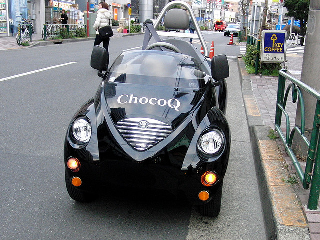 Mini carro elétrico japonês lembra carrinhos do jogo Mario Kart