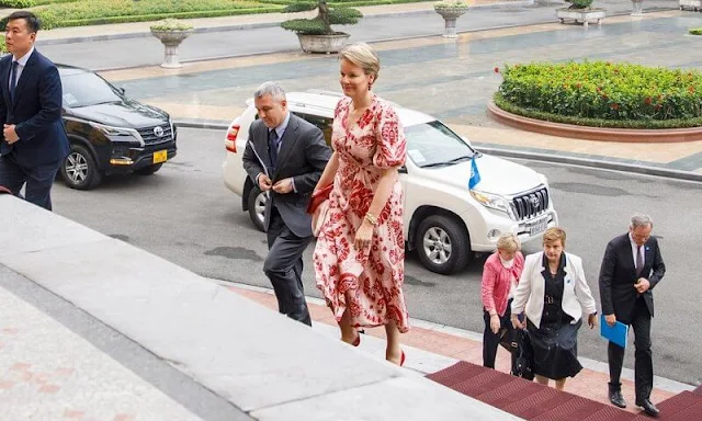 Queen Mathilde wore a printed silk midi dress by Etro. Red pumps. The Queen met with the President of Vietnam, Vo Van Thuong