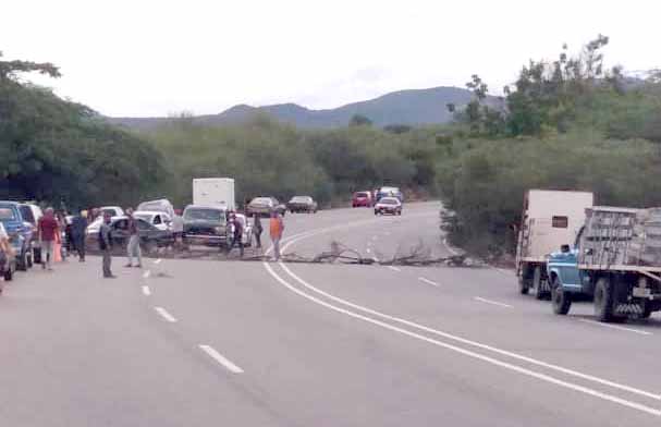 PROTESTAN POR GASOLINA EN LA E/S DOÑA MARÍA LA GRANDE