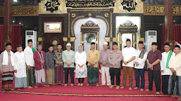 Kapolres Bersama Forkopimda Mengikuti Sholat Tarawih Berjamaah di Masjid Agung Indramayu