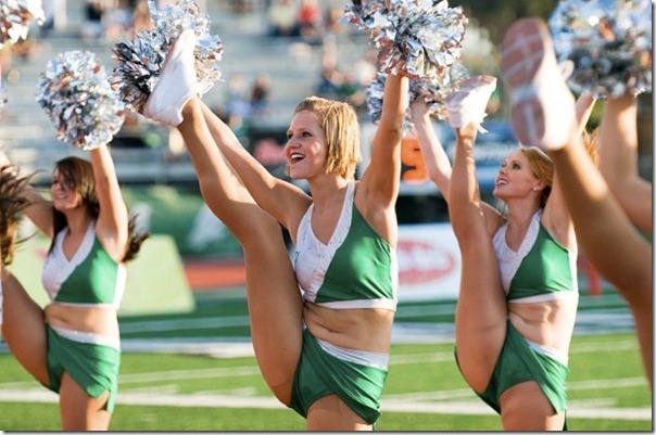 Cheerleaders gostosas chutando alto (5)