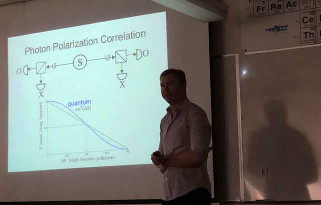 Jason Gallicchio, Harvey Mudd College, explains Bell test at CSULB colloquium (Source: Palmia Observatory)