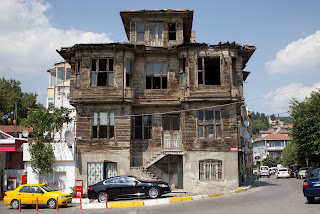 İstanbul Çengelköy'de terk edilmiş ahşap ev