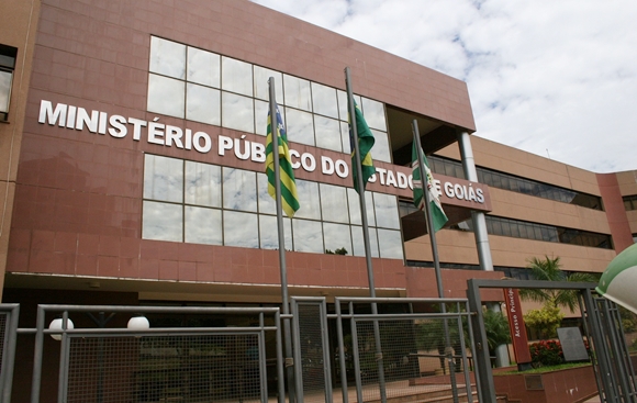 CIDADES: Servidora que atendia em consultório particular após bater ponto terá que devolver R$ 218 mil