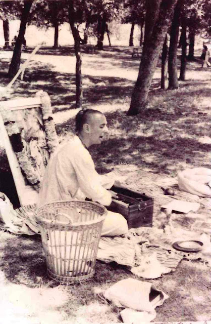 Sankarshan Das Adhikari - Vishnujana Swami Chanting in Pease Park