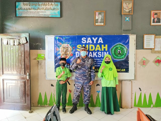 Bentuk Herd Immunity, Babinpotmar TNI AL Bantu Vaksinasi Pelajar di Banyuwangi 