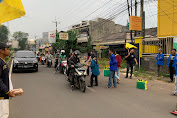 Komisariat STIES Mitra Karya Cabang Kota Bekasi Bagi-bagi Takjil di Jalan Mayor M. Hasibuan 